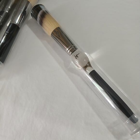 IT COSMETIC BRUSH BUNDLE NO 4-6-7-8 ALL NEW - Picture 7 of 11